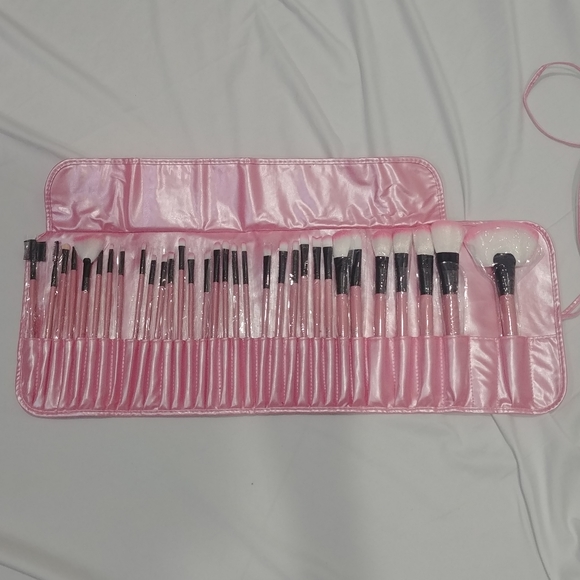 New, sealed professional 32 piece cosmetic makeup brush set w/pink roll tie case - Picture 1 of 6